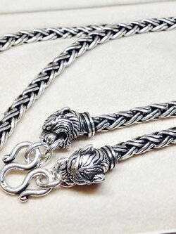 สร้อยคอเงินแท้ 92.5% สร้อยเส้นใหญ่ ห้อยพระ 1 องค์ ลายเชือกคู่รมดำ-หัวเสือ หนัก 5.9 บาทตัน (สร้อยงานไทย) รับประกันเงินแท้