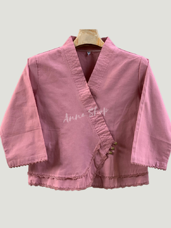 เสื้อผ้าฝ้าย ผู้หญิงดอกแก้ว คอวีป้าย กระดุมข้างแขน3ส่วน งานเย็บและถักมือประณีต เยี่ยมแนวล้านนา มี 4 สี เริ่ม 34นิ้ว-40นิ้ว