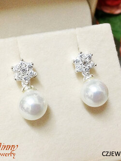 ต่างหูมุกน้ำจืดแท้ ประดับเพชร cz รูปดอกไม้