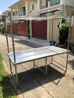 โต๊ะเตรียมหั่นสับขายเนื้อสด มีที่แขวนเนื้อ ขนาดใหญ่