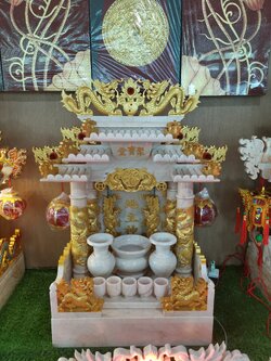 ศาลเจ้าที่หินอ่อนขาวชมพูพ่นทอง ขนาด 16 นิ้ว (รุ่นมั่งคั่งมั่งคง) 4เสา 5หลังคา ปลา8 มังกร8 หงษ์8