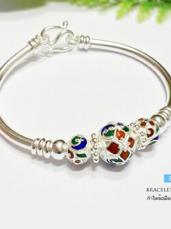 กำไลข้อมือเงินแท้ 99.9% งานสุโขทัย ตรงกลางลงยาดอกไม้สีแดง น้ำเงิน เขียว ด้านข้างเล่นลายดอกไม้ลายไทย งานจริงสวยมากๆ