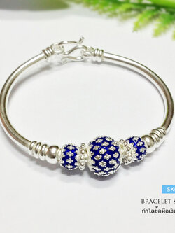 กำไลข้อมือเงินแท้ 99.9% งานสุโขทัย ตรงกลางลงยาสีน้ำเงิน ลายดอกพิกุล งานจริงสวยมากๆ