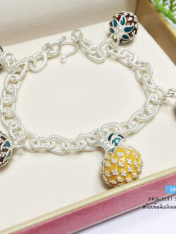 สร้อยข้อมือเงินแท้ 99.9% งานสุโขทัย สร้อยลายโซ่ ร้อยสตรอว์เบอร์รี ลงยาสีแดง และผลไม้ตรงกลางอีก 1 ชิ้น ลงยาสีเหลือง เล่นลายดอกพิกุล ทั้งหมด 5 ชิ้น