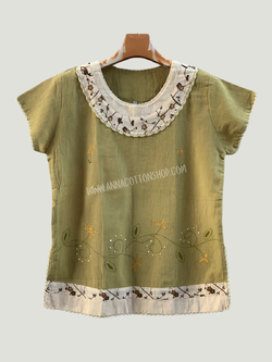 เสื้อผ้าเมืองสาลู คอปาดลายถัก แต่งผ้าพิมพ์ลาย พร้อมงานปักลายโดนเด่น มีสันหลายสีให้เลือกใช้ ใส่แล้วไม่ร้อน มีขนาด 38" 42"