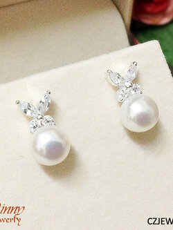 ต่างหูมุกน้ำจืดแท้ ประดับเพชร cz รูปดอกไม้