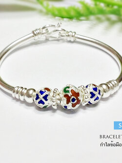 กำไลข้อมือเงินแท้ 99.9% งานสุโขทัย ตรงกลางลงยาดอกไม้สีแดง น้ำเงิน เขียว ด้านข้างเล่นลายดอกไม้ งานจริงสวยมาก