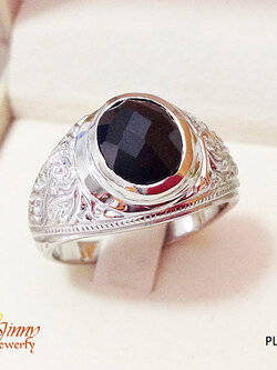 แหวนเงินแท้ ประดับพลอยสีนิลสังเคราะห์ ด้านข้างสลักลายไทย