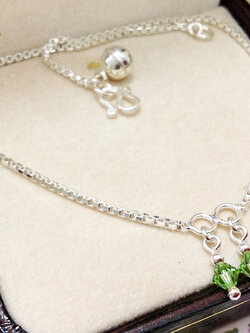 สร้อยข้อเท้าเงินแท้ ห้อยตุ้งติ้ง คริสตัลสีเขียว (พร้อมกระดิ่งตรงตะขอ 1 ลูก) หนา 1.5 มิล