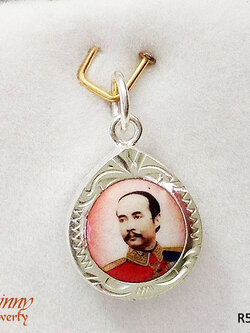 จี้เงินแท้ ร.5 ตัวเรือนทำด้วยเงินแท้ พื้นหลังสีแดง