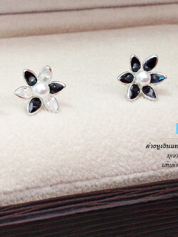 ต่างหูเงินแท้ ดอกไม้ มีมุกตรงกลางประดับพลอยสีขาว ดำ แบบก้านเสียบ