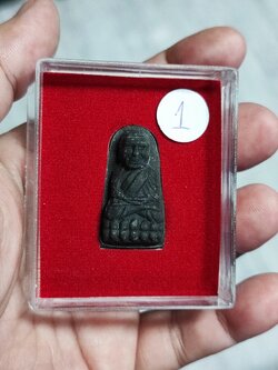 หลวงพ่อทวดเนื้อผงฝังเหล็กไหลน้ำพี้