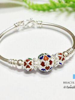 กำไลข้อมือเงินแท้ 99.9% งานสุโขทัย ตรงกลางลงยาดอกไม้สีแดง น้ำเงิน เขียว ด้านข้างเล่นลายดอกไม้ งานจริงสวยมากๆ