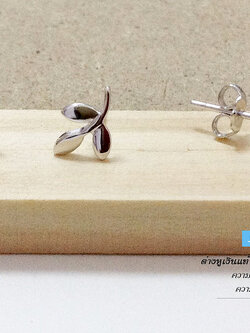 ต่างหูเงินแท้จิ๋ว รูปใบมะกอกเคลือบเงา (ตัวเรือนเงินแท้)