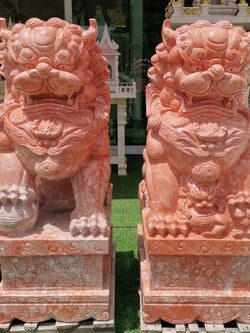 สิงโตหินอ่อนสีแดง ขนาดสูง 120 เซนติเมตร