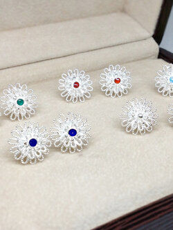 ต่างหูเงินแท้ 99.9% งานสุโขทัย ต่างหูแบบแป้นเสียบ ฉลุลายดอกไม้ ประดับพลอยสี น้ำเงิน แดง เขียว ฟ้า งานจริงละเอียด สวยมากๆ