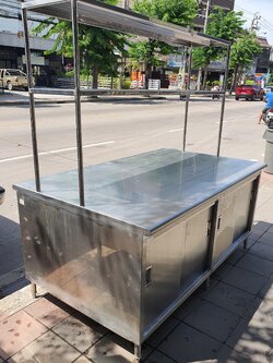 เคาน์เตอร์สแตนเลสกลางครัว มีชั้นลอย 2 ชั้น