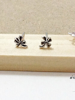 ต่างหูเงินแท้ 92.5% ต่างหูจิ๋ว รูป 4 ใบโคลเวอร์ แบบเงิน และ รมดำ งานเล็กๆ น่ารักๆ ใส่ติดหูได้เลย