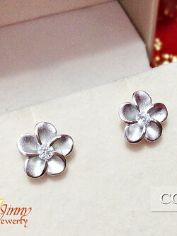 ต่างหูเงินแท้ รูปดอกไม้ประดับเพชร cz รอบวง