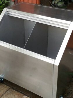 ถังน้ำแข็งฝาเฉียง ภายในมีช่องกั้นแบ่ง 2 ช่อง