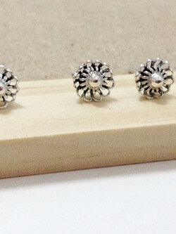 ต่างหูเงินแท้จิ๋ว รูปดอกไม้ งานรมดำ