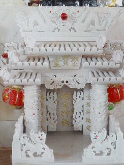 ตี่จู้หินอ่อน ตี่จู้เอี๊ยะ ขนาด 16 นิ้ว(รุ่นมั่งคั่งมั่นคง) 4 เสา 5 หลังคา 8ปลา 8หงส์ 8มังกร หินสีขาว