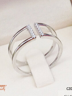 แหวนเงินแท้ แบบเกลี้ยงประดับเพชร cz แบบเก๋ๆ