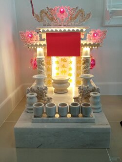 สาลเจ้าที่หินอ่อนขาวแต้มเกล็ดทอง ขนาด 16 นิ้ว (รุ่นร่มเย็น) 2เสา 3หลังคา