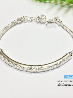 สร้อยข้อมือเงินแท้ 99.9% งานสุโขทัย ตรงกลางลักษณะเป็นกำไล เล่นลายไทยด้านหน้า ตุ้งติ้งถุงเงิน น่ารักๆ งานจริงสวยมากๆ