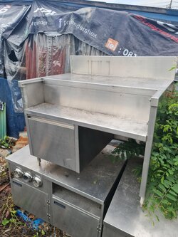 โต๊ะสแตนเลส มีสเต็ปวางของต่างระดับ มีตู้เก็บของด้านล่าง