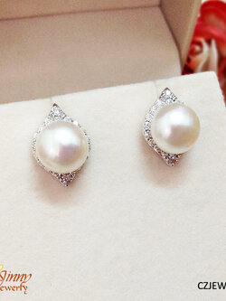 ต่างหูมุกน้ำจืดแท้ ประดับเพชร CZ รอบวง