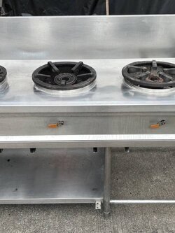 เตาไทย3หัว มีที่วางเครื่องปรุงขวามือ และชั้นวางของด้านล่าง