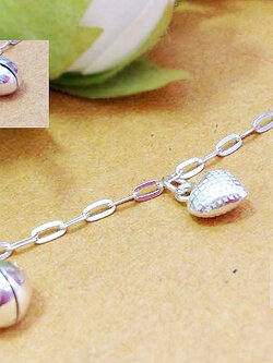 สร้อยข้อเท้าเงินแท้ ห้อยตุ้งติ้งหัวใจลายขนาดกลาง 8 ชิ้น (กระดิ่ง 1 ลูก) หนา 1.2 มิล