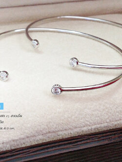 กำไลข้อมือเงินแท้ ประดับเพชร cz 2 เม็ดบนหัวกำไล (กำไลแบบตัน)