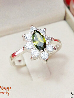 แหวนเงินแท้ ประดับพลอยรอบวง พลอยตรงกลางสีเขียวมรกต