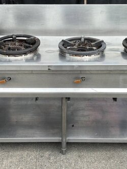 เตาไทย3หัว มีที่วางเครื่องปรุงและชั้นวางของด้านล่าง