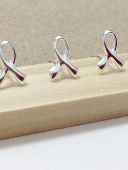 ต่างหูเงินแท้จิ๋ว รูปโบว์เคลือบเงา (ตัวเรือนเงินแท้)