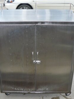 รถเข็นผ้าสแตนเลส (แบบตู้ 2 ประตู)