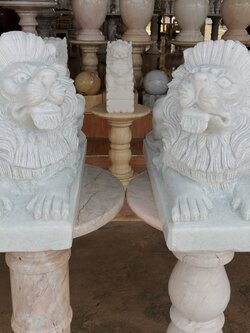 สิงโตหมอบหินอ่อนขาว