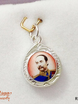 จี้เงินแท้ ร.5 ตัวเรือนทำด้วยเงินแท้ พื้นหลังสีแดง ฉลององค์สีน้ำเงิน