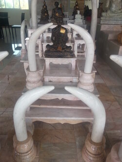 โต๊ะหมูบูชาหินอ่อน 5ชิ้น กว้าง60 เซนติเมตร ยาว70 เซนติเมตร สูง25 เซนติเมตร