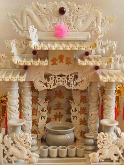 ศาลเจ้าที่หินอ่อนชมพูหลังคากระเบื้อง ขนาด24นิ้ว (รุ่นมหาเศรษฐี) 4เสา 5หลังคา ปลา8 มังกร8 หงษ์8