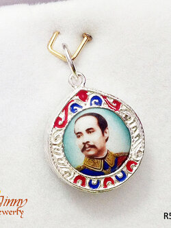 จี้เงินแท้ ร.5 ตัวเรือนทำด้วยเงินแท้ งานลงยาสีน้ำเงินแดง พื้นหลังสีฟ้า