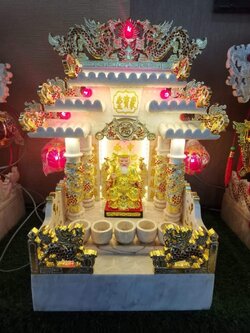 ศาลเจ้าที่หินอ่อนขาวปิดทองคำเปลวติดคริสตัล ขนาด 16 นิ้ว (รุ่นมั่งคั่งมั่งคง) 4เสา 5หลังคา ปลา8 มังกร8 หงษ์8