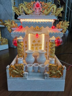 ศาลเจ้าที่หินอ่อนขาวพ่นทอง ขนาด 16 นิ้ว (รุ่นร่มเย็นเป็นสุข) 2เสา 3หลังคา