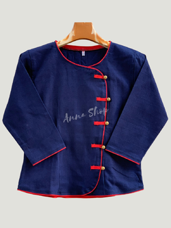 เสื้อผู้หญิงม่อฮ่อมเยื่อไผ่ คอกลมกุ้นผ้าโทเลสีแดงแขน3ส่วน ติดกระดุมลมควันสีทองแดง สไตล์คลาสสิก ดูดีมีเอกลักษณ์เฉพาะตัว