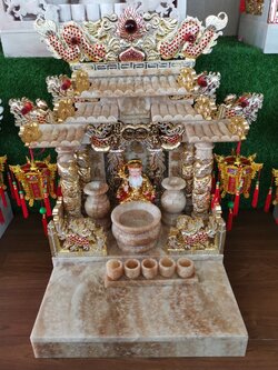 ศาลเจ้าที่หินอ่อนหยกน้ำผึ้งปิดทองติดคริสตัล ขนาด27นิ้ว (รุ่นมั่งมีศรีสุข) 4เสา5หลังคา ปลา8มังกร8หงษ์8