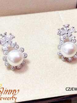 ต่างหูเงินแท้ รูปดอกไม้ประดับเพชร cz รอบข้าง มีมุกตรงกลาง (มุกน้ำจืดแท้)