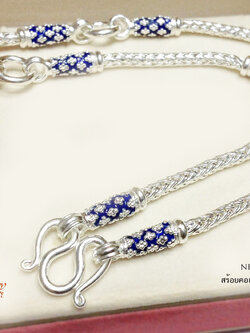 สร้อยคอเงินแท้ 99.9% งานสุโขทัย สร้อยห้อยพระ 5 องค์ ลงยา สีน้ำเงิน ลายดอกพิกุล