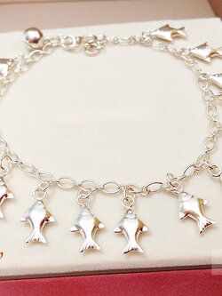 สร้อยข้อมือเงินแท้ ห้อยตุ้งติ้งปลา 15 ชิ้น + กระดิ่ง 1 ชิ้น หนา 2.0 มิล